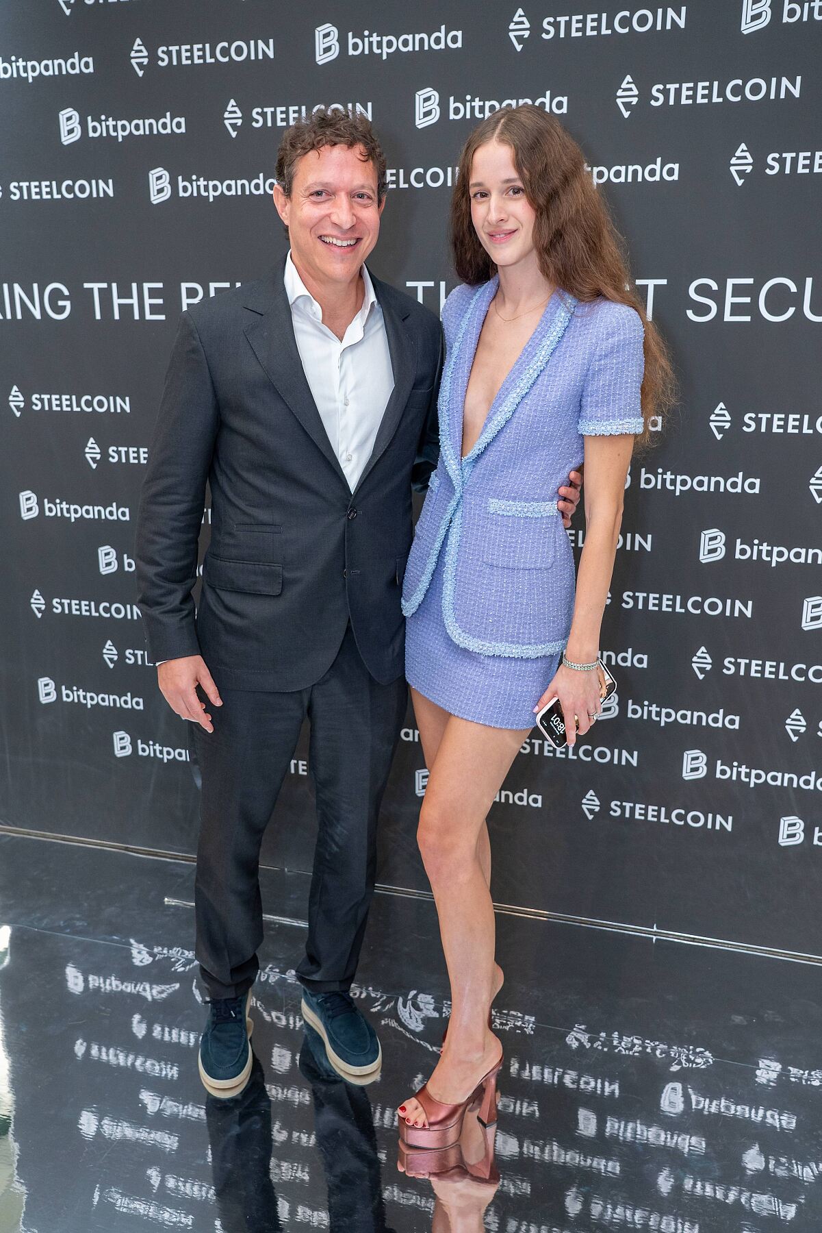 Steelcoin CEO Marcel Javor mit Schauspielerin Coco König