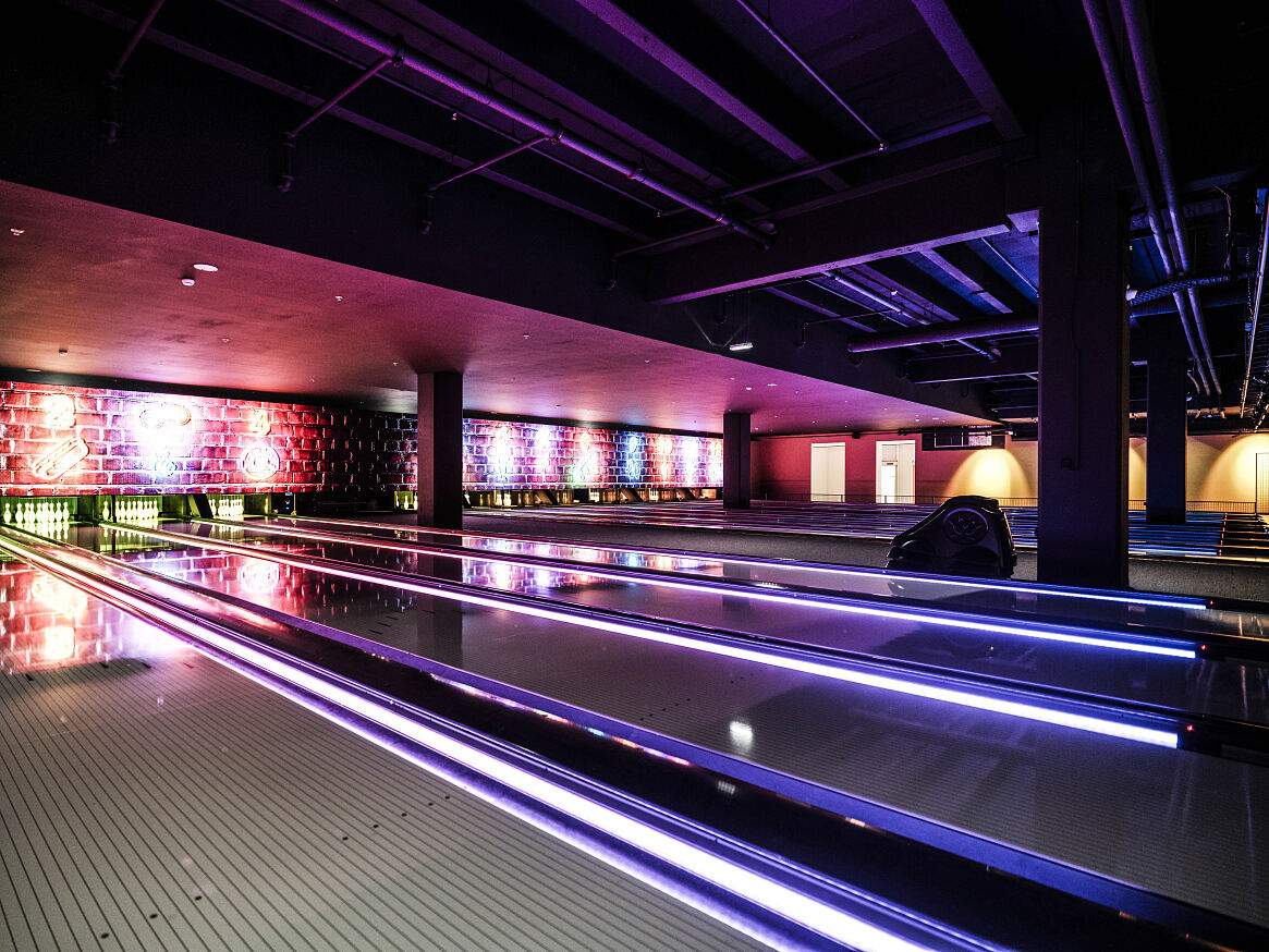 Hochmoderne „StrikeCity“ Bowling Area mit insgesamt 12 Bahnen und einer in Österreich einzigartigen 24 Meter langen 4K-LED-Wall. 