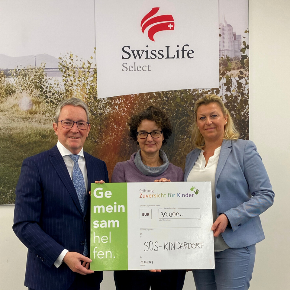 Scheckübergabe Christoph Obererlacher (CEO Swiss Life Select) Ines Darr (Gruppenleiterin Akademie) und Nora Deinhammer (Geschäftsführerin SOS-Kinderdorf)