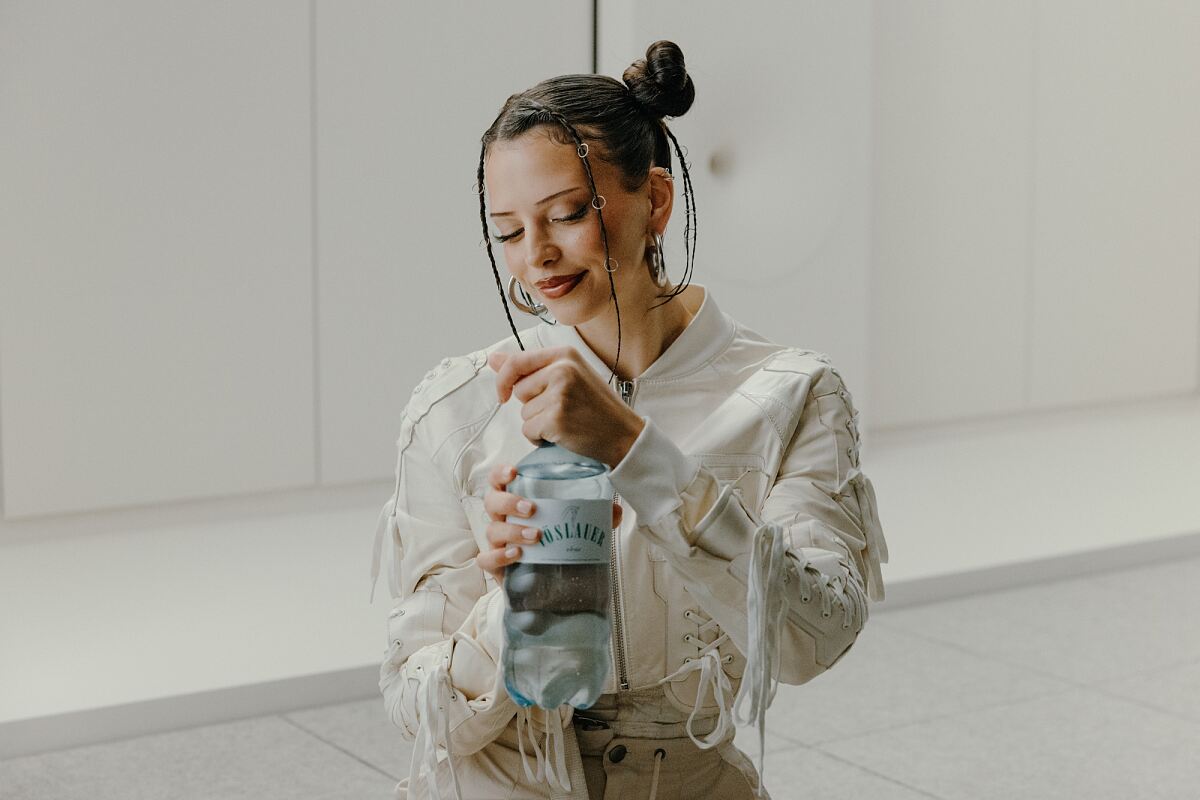 Vöslauer x Nina Chuba: Start der „Bleib durstig“ Kampagne in Deutschland