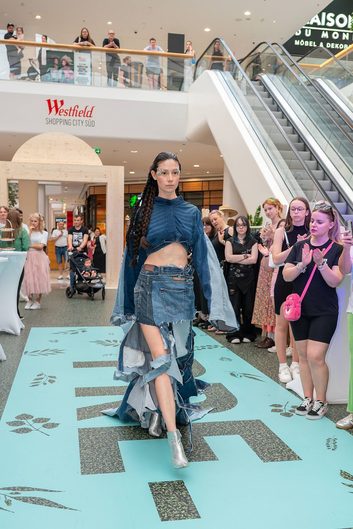 Beim Upcycling Contest präsentierten Schüler:innen der Modeschule Herbststraße ihre kreativen Designs – gefertigt aus insgesamt 150 Secondhand-Jeans der Volkshilfe Wien Vintage Shops.