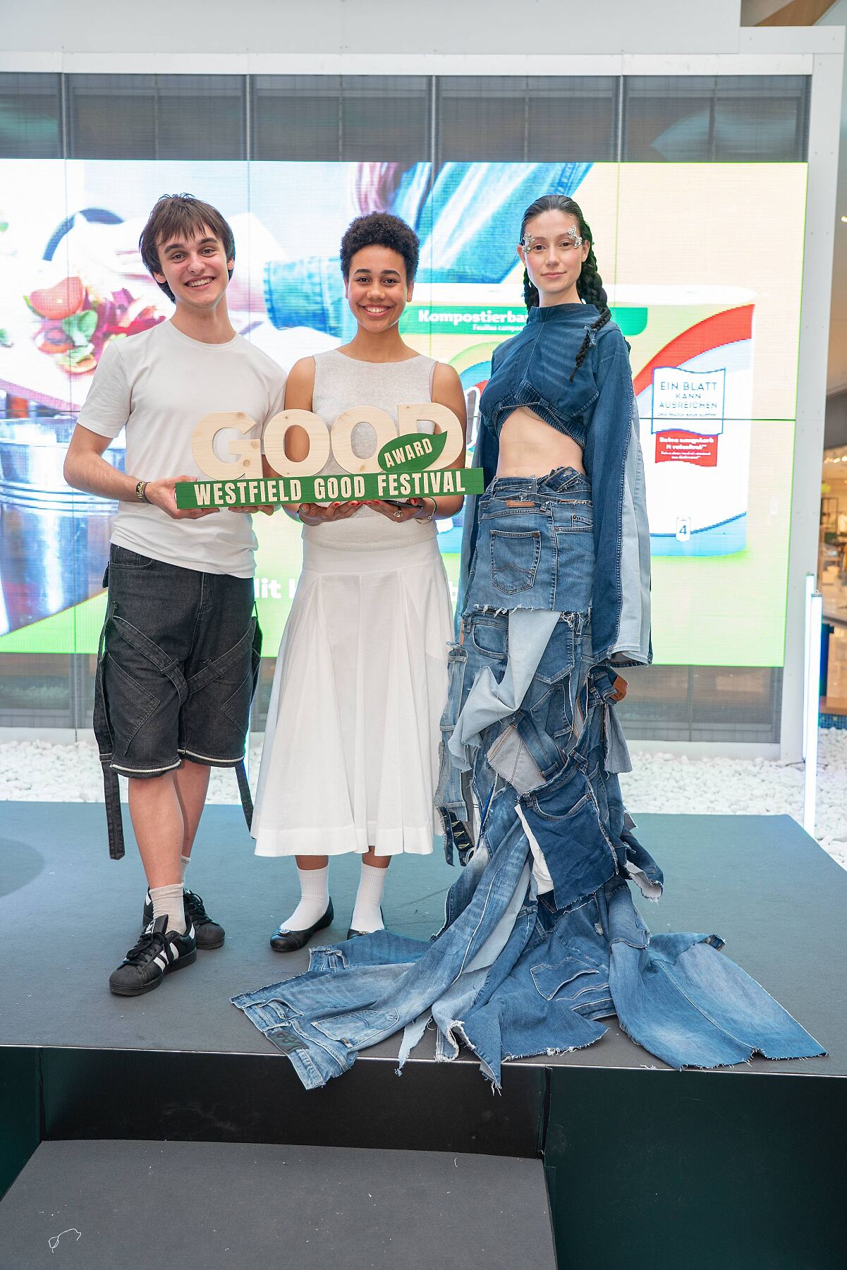 Gewinner-Duo: Ronja Helle und Stepan Targonin mit Model Sara 