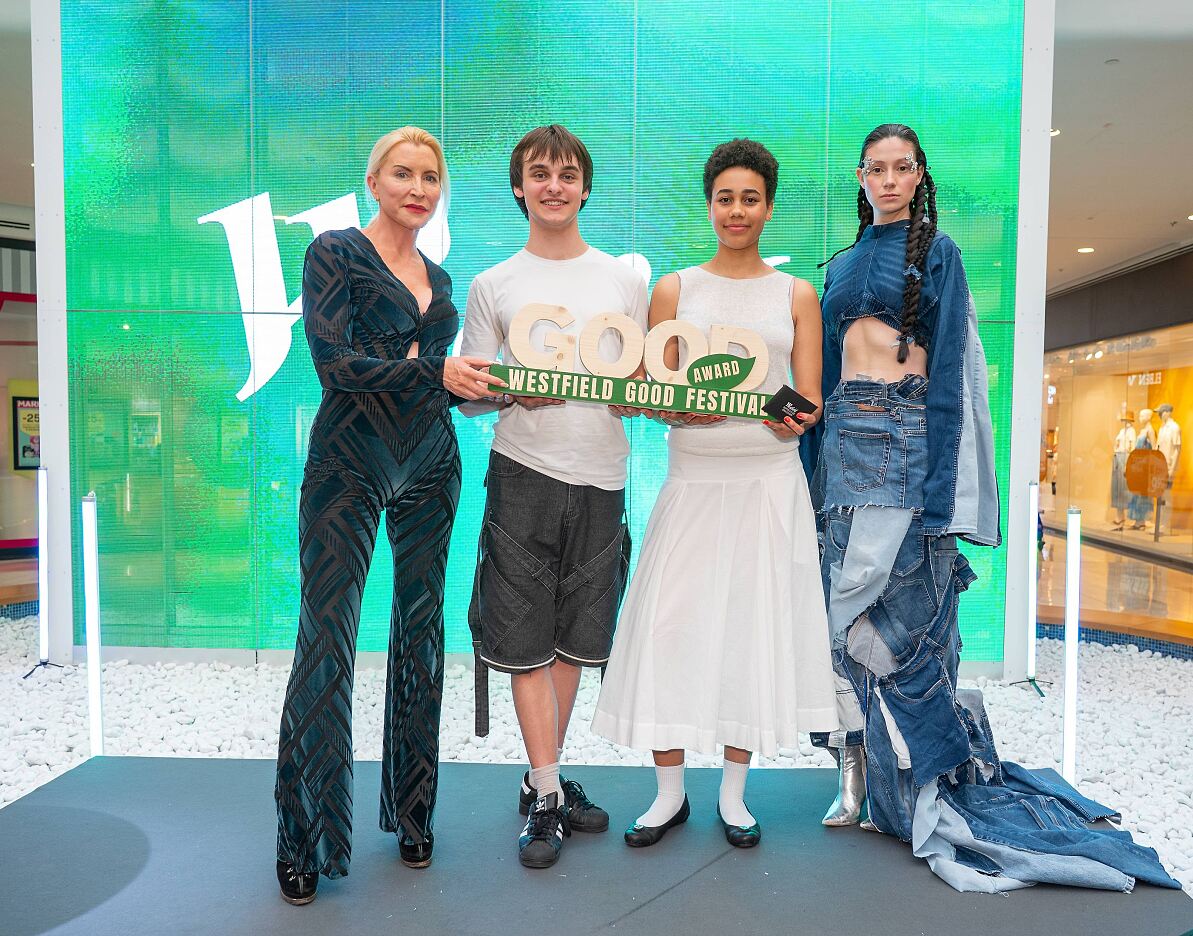 Heather Mills mit den Gewinner:innen Ronja Helle und Stepan Targonin und Model Sara 