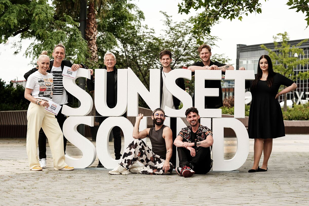 v.l.n.r.: Rozalija Gregurek, Reinhart Gabriel (beide Moderation), Boris Bukowski, Tom Schneider, Lucas Fendrich und Daniela Hardzina (Marketing Managerin Westfield Shopping City Süd); unten: Conchita Wurst (li.) und James Cottrial