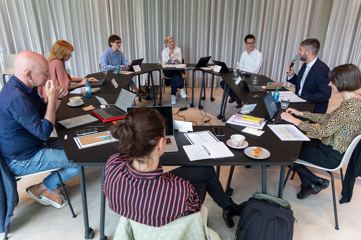 Die Jury des Media Forward Fund diskutiert die eingereichten Bewerbungen bei der Jurysitzung am 8. Juli.
