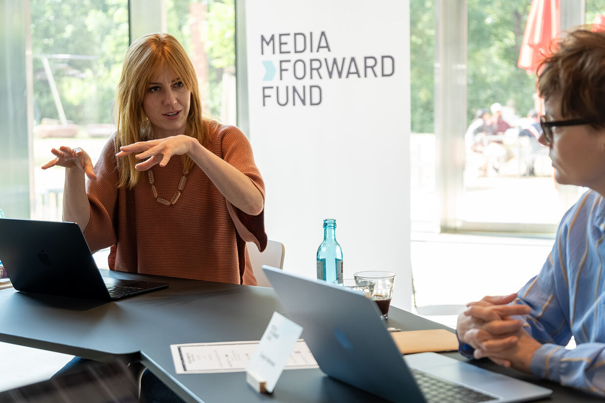 Eva Schulz (links) im Gespräch mit Evelyn Hemmer (rechts)