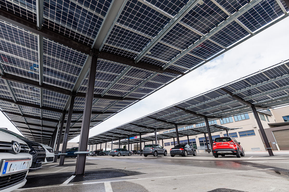 Die Carport PV Anlage bei der SCS produziert 450.000 Kilowatt Strom pro Jahr.