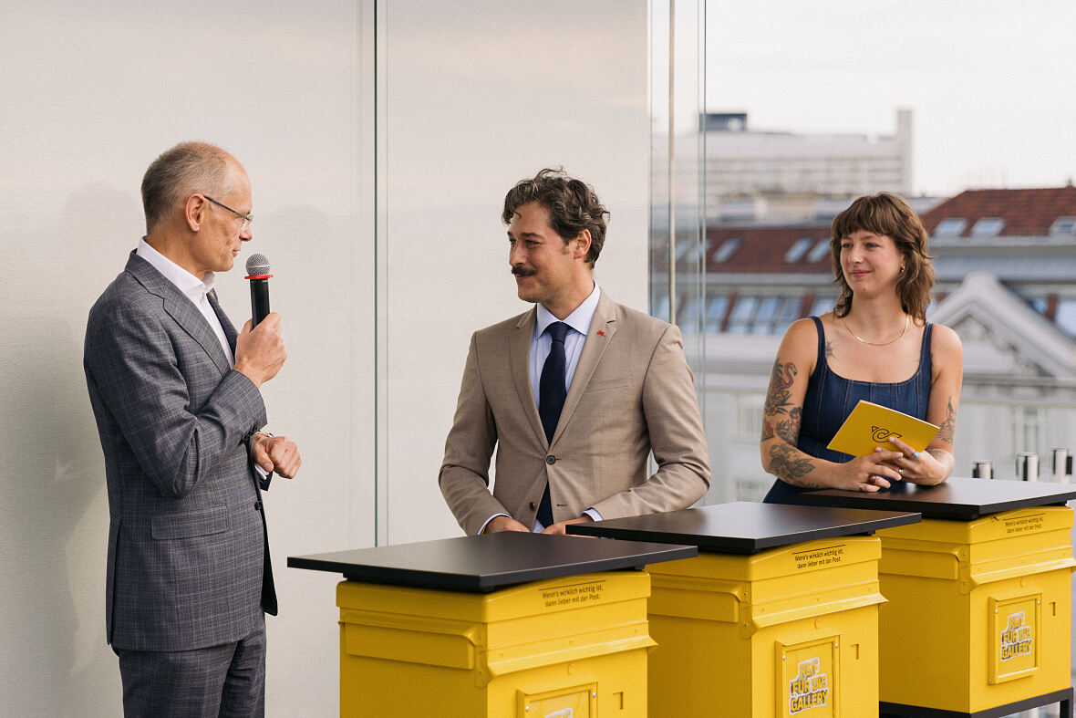 v.l.n.r.: Walter Oblin (Generaldirektor der Österreichischen Post AG), Josef Zeisel (Bezirksrat von 1060 Wien) und Projektleiterin Chiara Halle