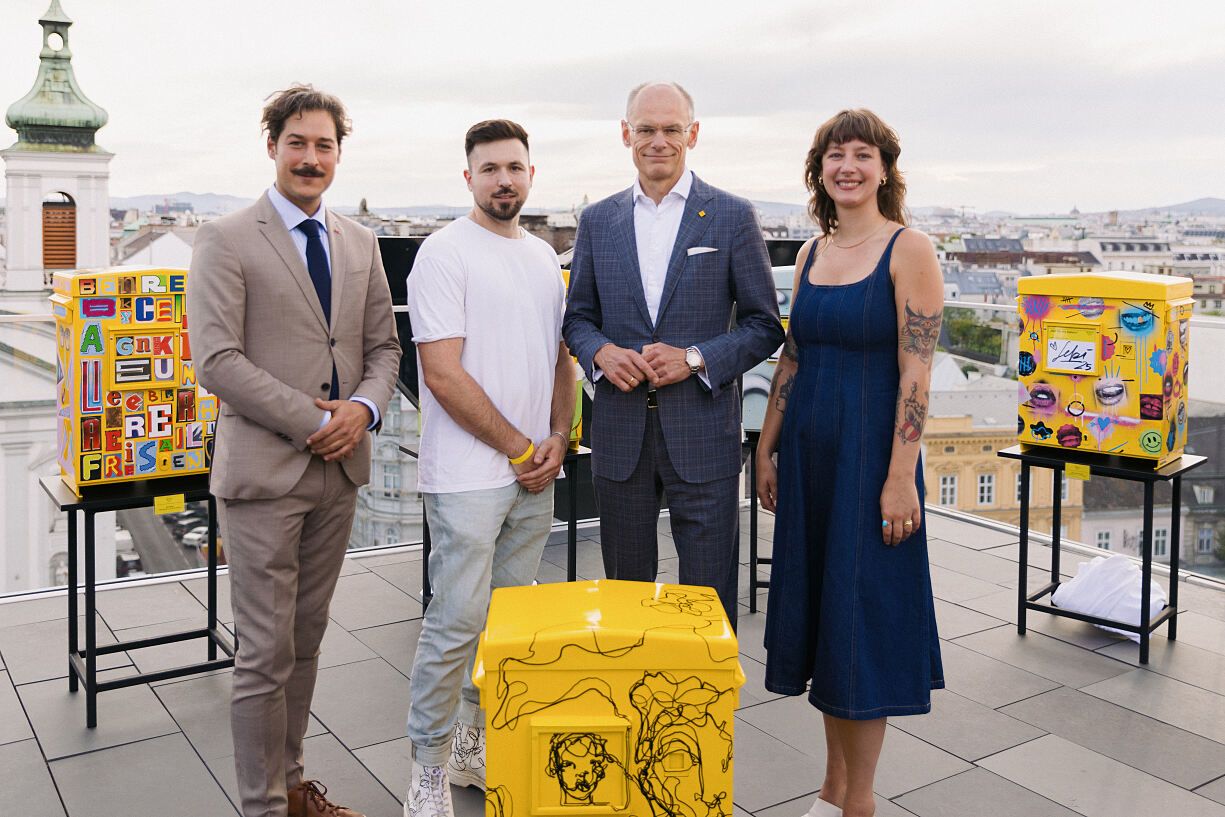 v.l.n.r.: Josef Zeisel (Bezirksrat von 1060 Wien), Künstler Martin Tardy, Walter Oblin (Generaldirektor der Österreichischen Post AG) und Projektleiterin Chiara Halle