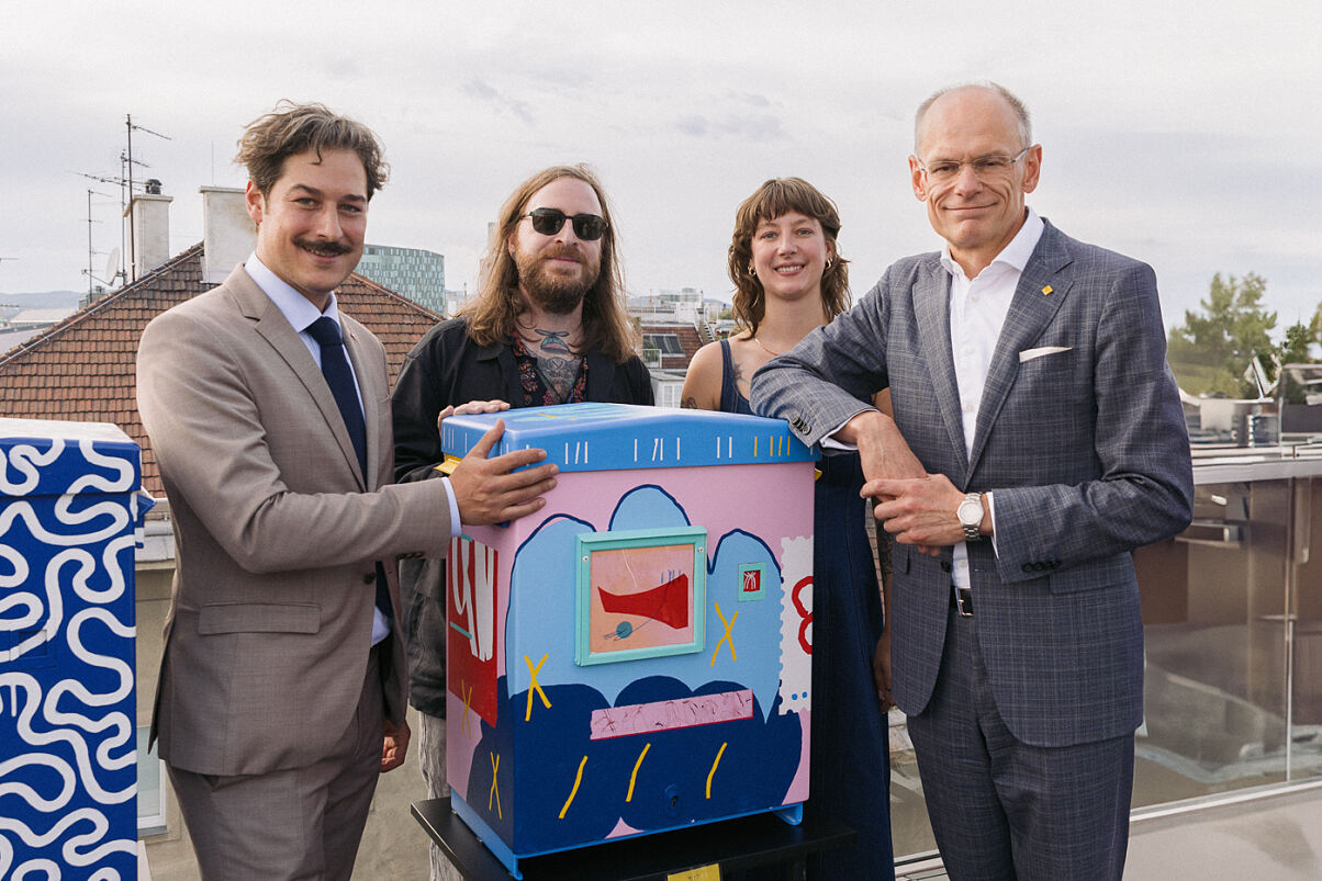 v.l.n.r.: Josef Zeisel (Bezirksrat von 1060 Wien), Künstler Boicut, Projektleiterin Chiara Halle und Walter Oblin (Generaldirektor der Österreichischen Post AG) 