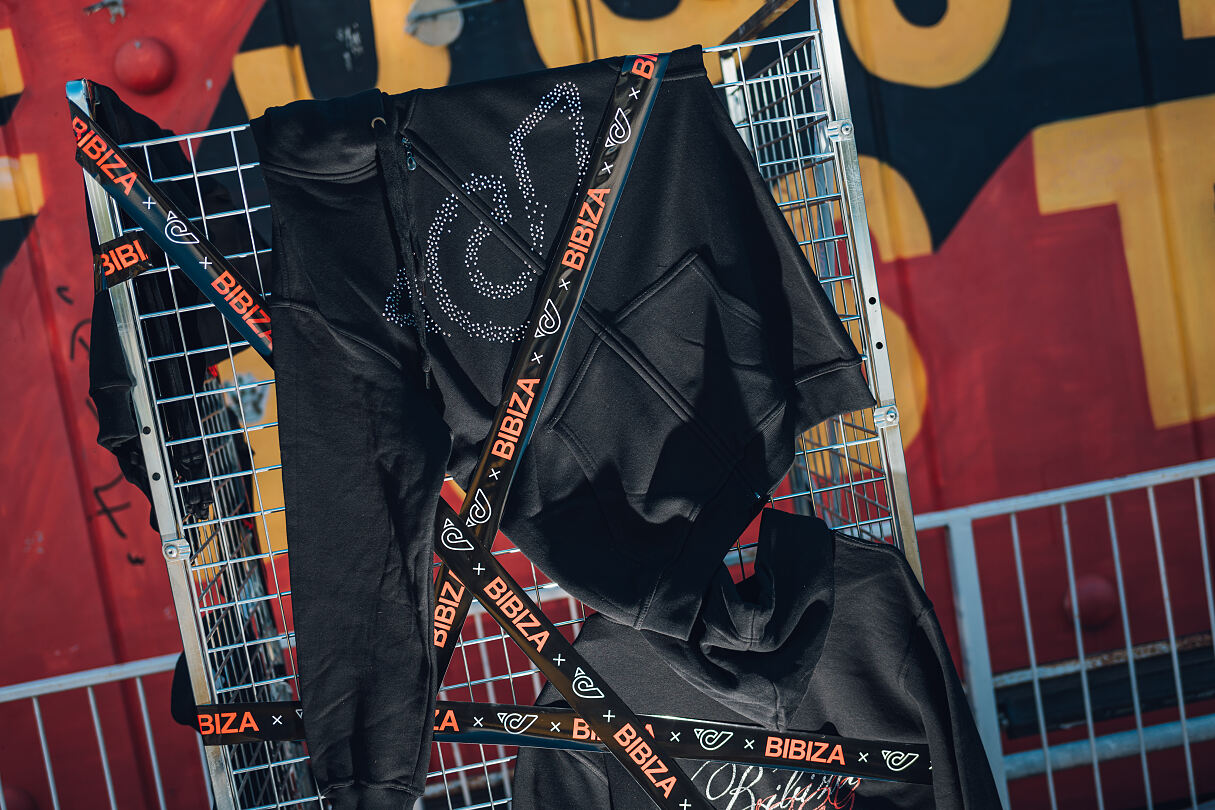 Post x BIBIZA: Österreichische Post launcht Design-Kollaboration für Sommerpostler*innen