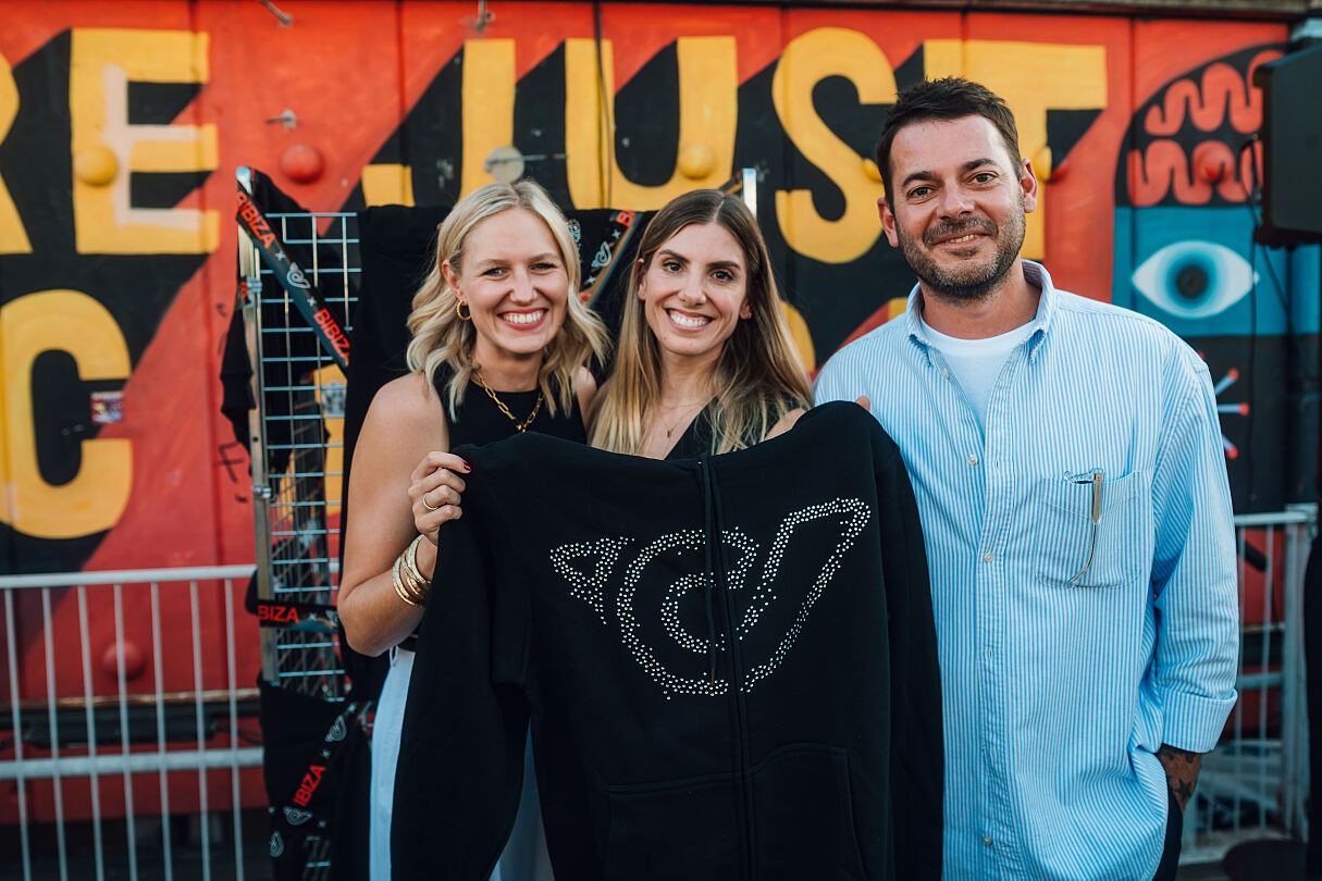 Post x BIBIZA: Österreichische Post launcht Design-Kollaboration für Sommerpostler*innen