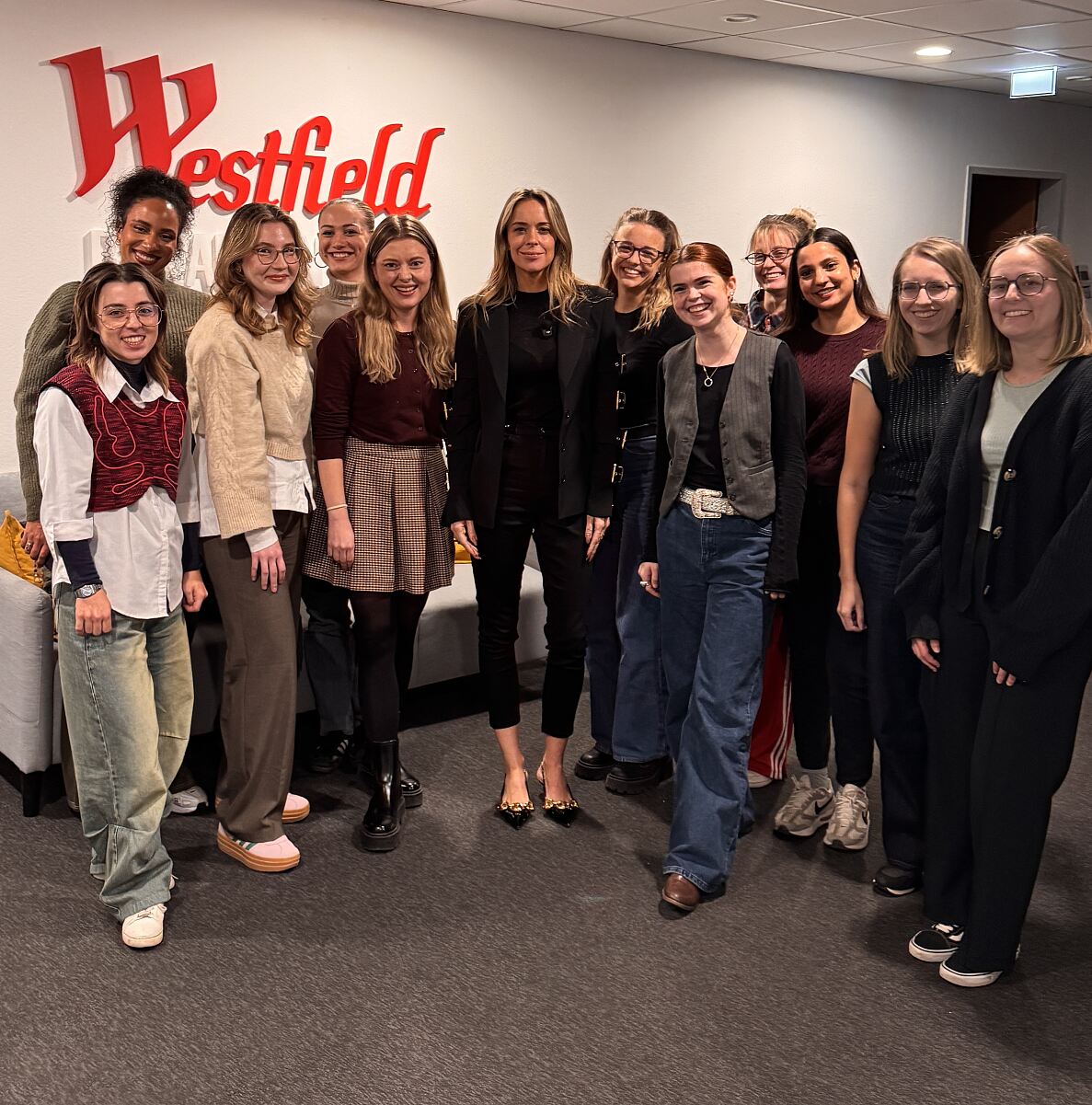 Unternehmerin und Modedesignerin Marina Hoermanseder mit den FutureFem Teilnehmerinnen