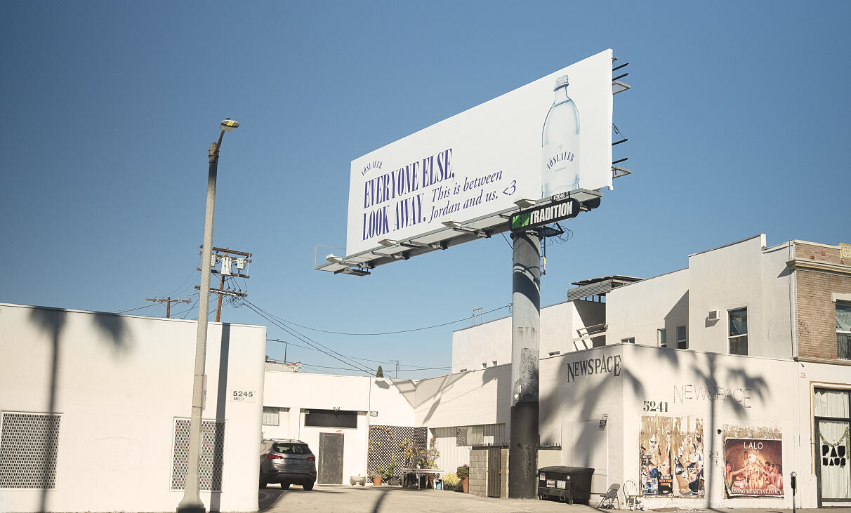 Österreichisches Mineralwasser sorgt in Hollywood für Aufsehen: Vöslauer überrascht Conan O‘Brian-Sidekick Jordan Schlansky in L.A.