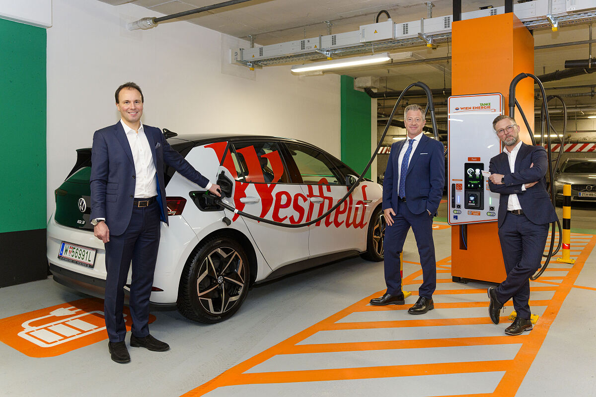 Ab sofort können Besucher*innen ihre E-Autos beim Shopping im Westfield Donau Zentrum an 50 neuen Ladestellen in den Parkhäusern 1 und 4 laden.