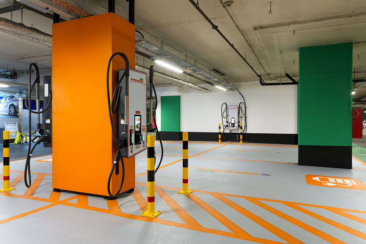 Ab sofort können Besucher*innen ihre E-Autos beim Shopping im Westfield Donau Zentrum an 50 neuen Ladestellen in den Parkhäusern 1 und 4 laden.