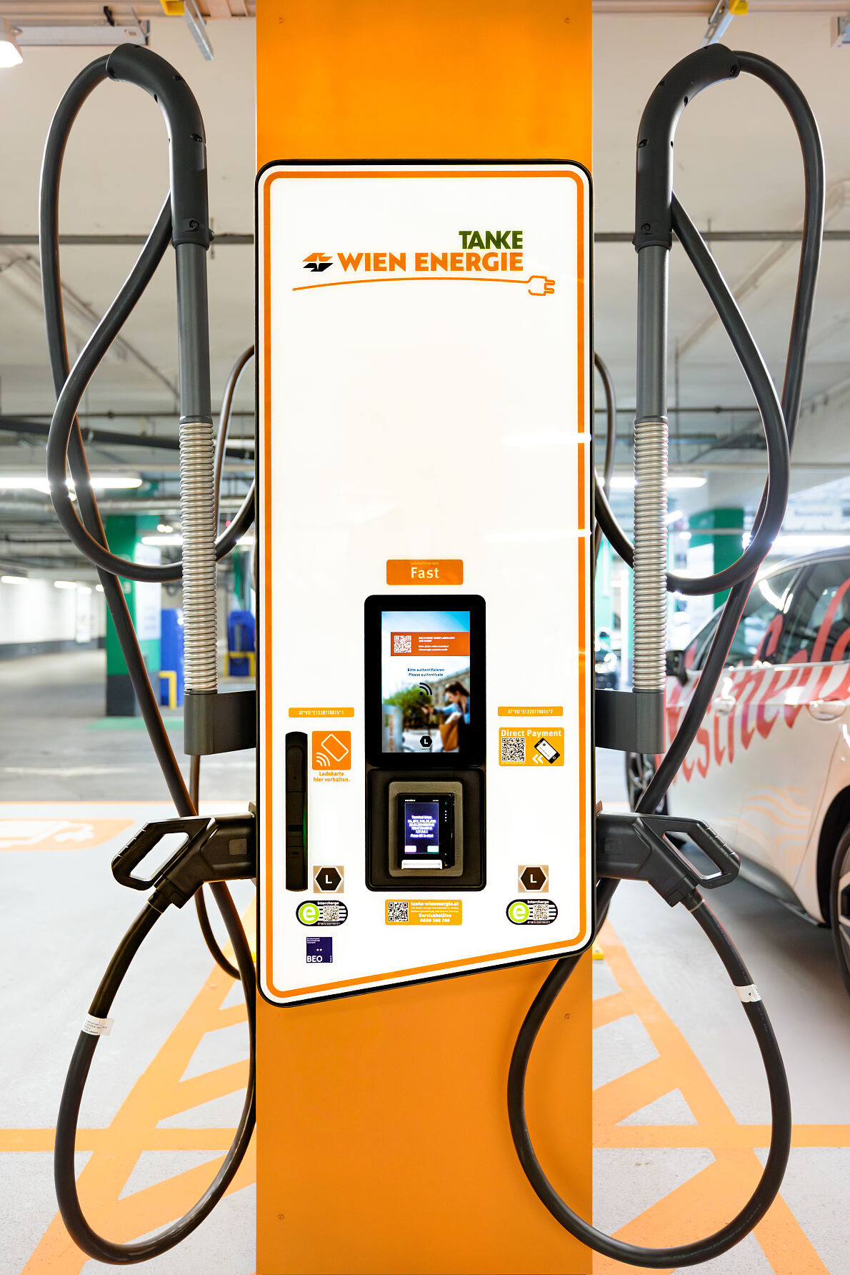 Ab sofort können Besucher*innen ihre E-Autos beim Shopping im Westfield Donau Zentrum an 50 neuen Ladestellen in den Parkhäusern 1 und 4 laden.