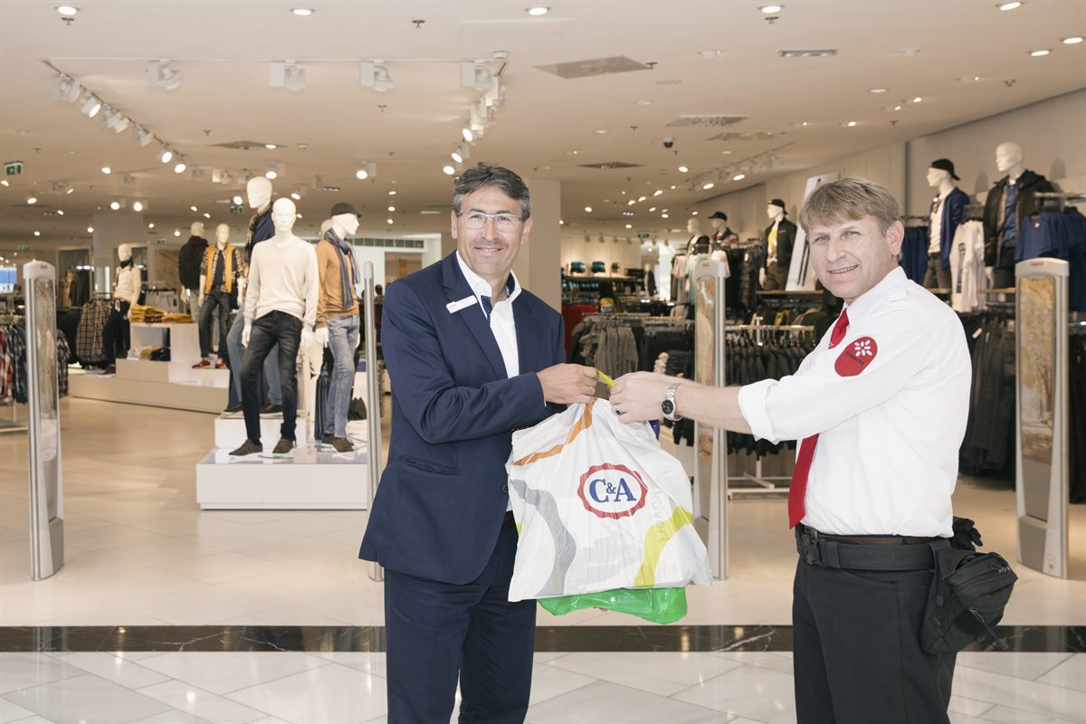 SCS Center Manager Anton Cech nutzt den neuen Hands Free Shopping Service