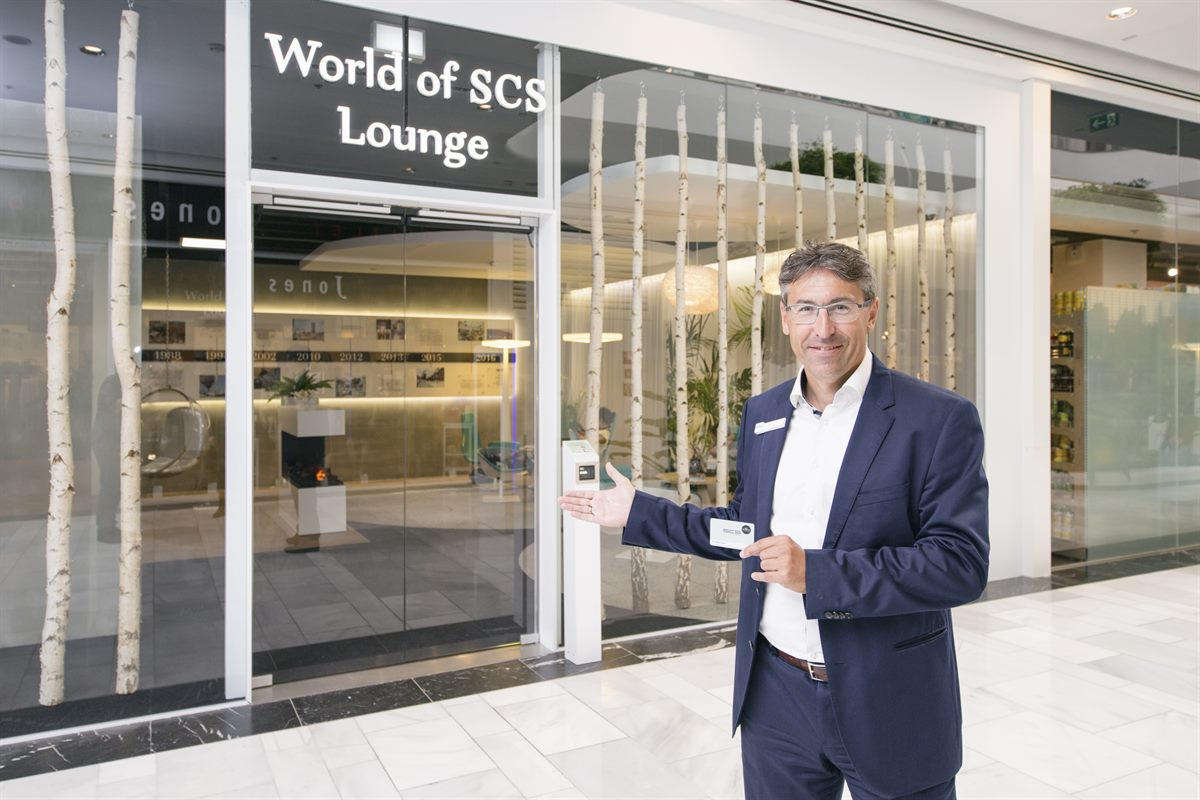 Anton Cech vor der neuen SCS VIP-Lounge 